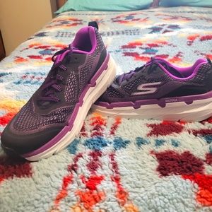 Skechers Go Run tennis shoes